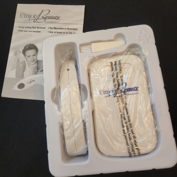 Emjoi Beauty Compact - Picture 2 of 4